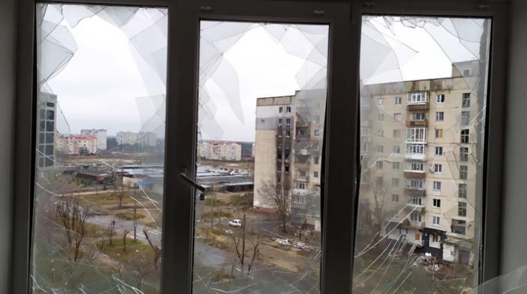 Дитячий лікар у Сєвєродонецьку склав у квартирі піч з цегли, щоб пережити зиму