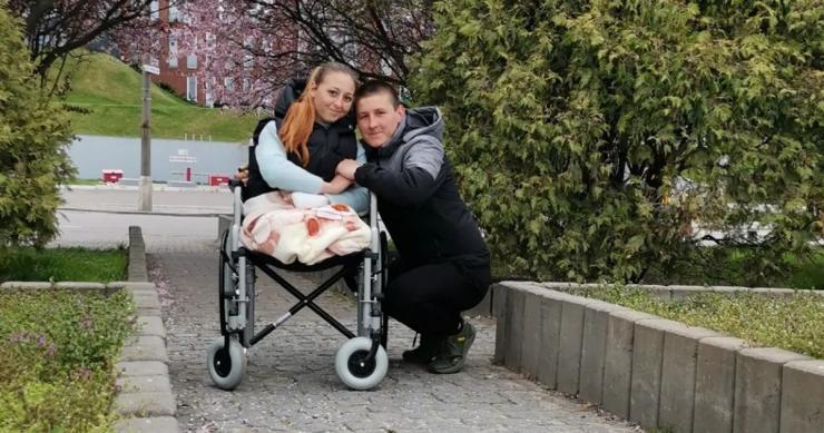 Медсестра з Лисичанську, яка втратила обидві ноги, вже робить перші кроки за допомогою протезів