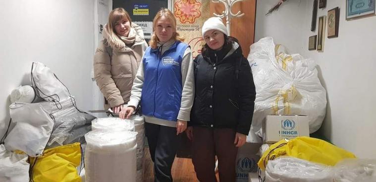 Переселенцям з Луганщини в Києві видають ковдри, матраци та подушки
