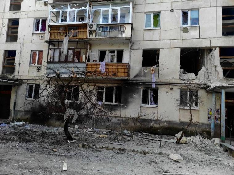 Окупанти вирішили “відновити” 4 будинки на Луганщині з понад 3 тисячі зруйнованих