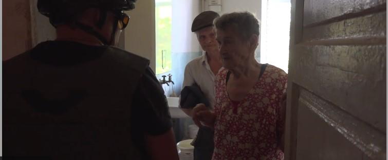 Луганські спецпризначенці евакуювали з-під обстрілів літнє подружжя 