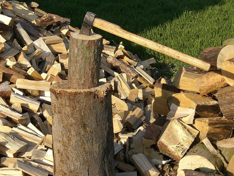 Готовність до опалювального сезону в Сєвєродонецьку: рубають дрова навколо