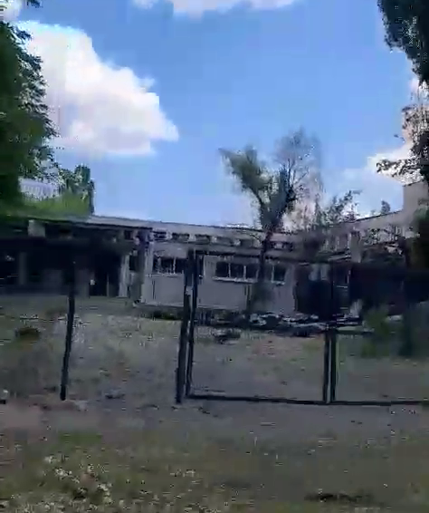 Обстріляли, пограбували та спалили. Як зараз виглядає Гімназія “ГАРМОНІЯ” в Сєвєродонецьку