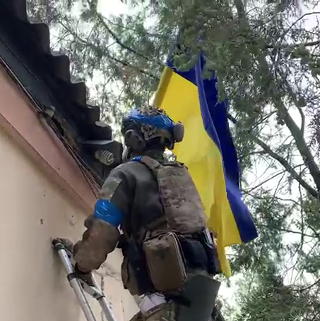Поліцейські з “Луганськ-1” встановили прапор України у звільненому селищі на Харківщині 