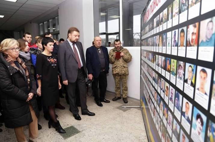 В Северодонецке открылась выставка, посвященная погибшим на войне жителям Луганщины