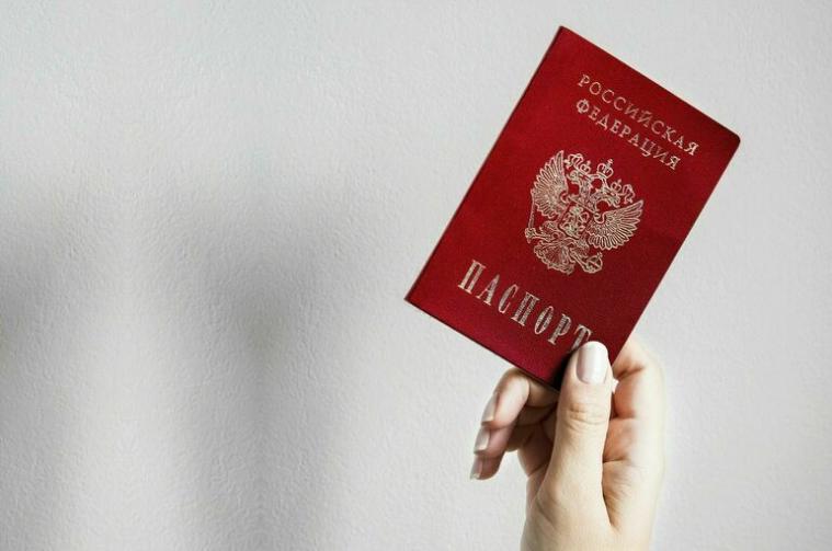 На Луганщині поліцейські з рф примушують жителів отримувати паспорти рф