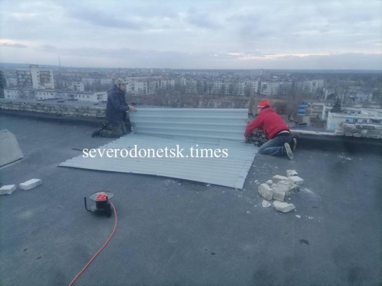 Сєвєродончанам доводиться самим ремонтувати дахи будинків
