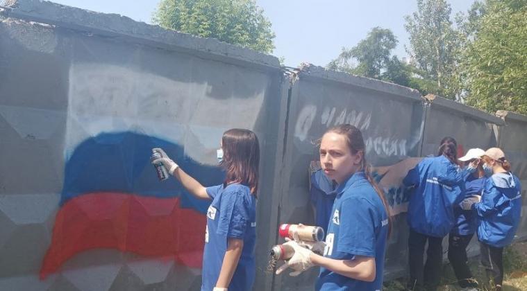   Окупанти продовжують зафарбовувати «соціальні графіті» у Сєвєродонецьку, використовуючи дітей