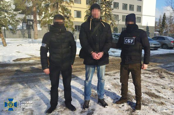 У Києві затримали колаборанта, який працевлаштувався у лавах Червоного Хреста