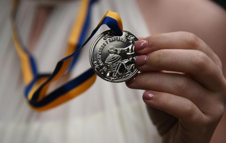 Понад сотню луганських випускників закінчують школу із золотими медалями 
