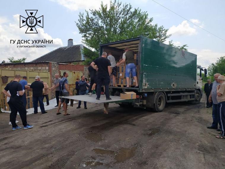 Луганські рятувальники доправили гуманітарний вантаж на Харківщину