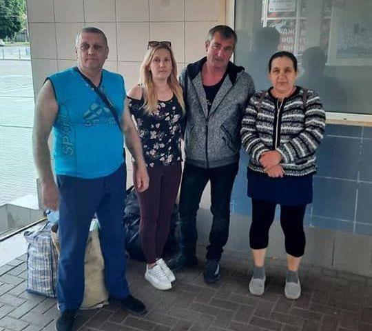 Ще троє людей виїхали з окупованої Сватівщини, їх зустріли представники української влади