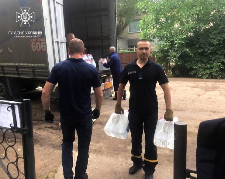 Луганські рятувальники доправили воду та продукти постраждалим мешканцям Херсонщини