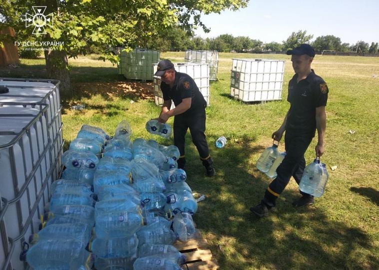 Луганські рятувальники доставили допомогу жителям Херсонщини, постраждалим через теракт на Каховській ГЕС