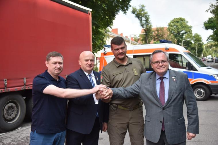Польські партнери передали Луганщині "гуманітарку", машину “швидкої” та пообіцяли оздоровити дітей