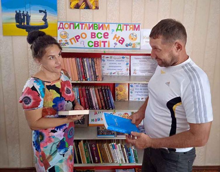Луганські переселенці у хабі на Дніпропетровщині влаштували бібліотеку