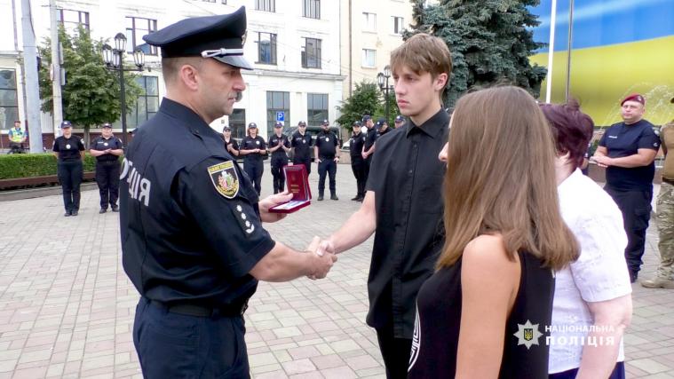 Матері та сину загиблої поліцейської з Луганщини передали орден «За мужність»