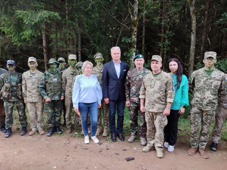 У литовському таборі заняття луганських ліцеїстів відвідав Президент Науседа