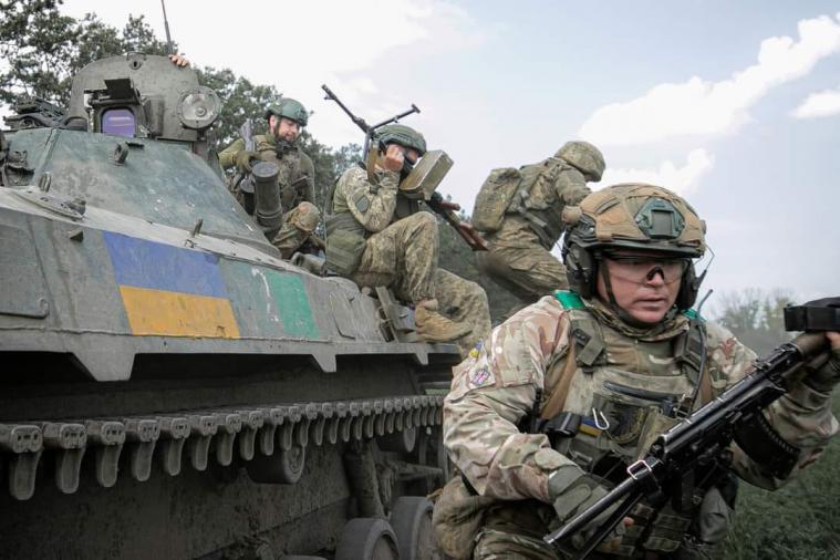 Українські військові розповіли, як касетні бомби США розчищають шлях для наступу