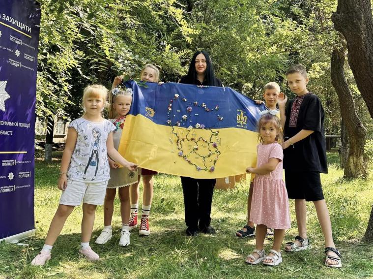 До Дня прапора поліція провела для дітей з Луганщини у Дніпрі патріотичний захід
