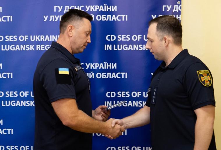 Луганських рятувальників нагородили нагрудними знаками «За відвагу в надзвичайній ситуації»