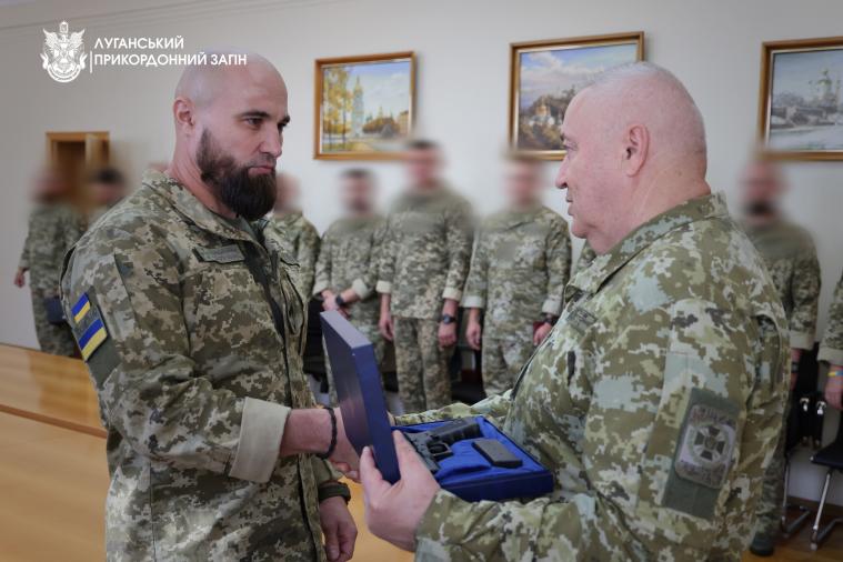 Луганських прикордонників нагородили зброєю