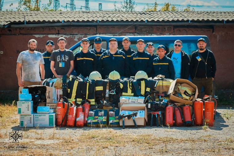 Рятувальникам Луганського гарнізону передали допомогу від благодійників