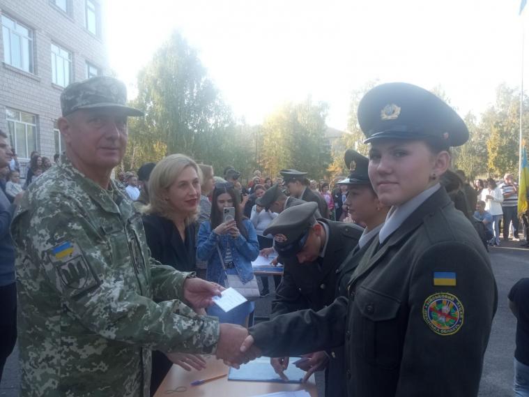 Першокурсники Луганського військового ліцею склали присягу. Вперше серед них дівчата (ФОТО)