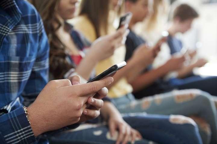“Збирають пристрої у вчителів та учнів”: окупанти продовжують перевірки телефонів у школах
