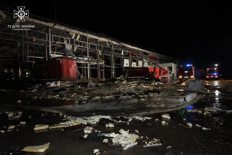 Росіяни вдарили ракетою по “Новій пошті” на Харківщині, загинули люди (ФОТО)
