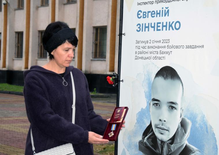 Родині загиблого 20-річного військового з Луганщини вручили орден “За мужність” 