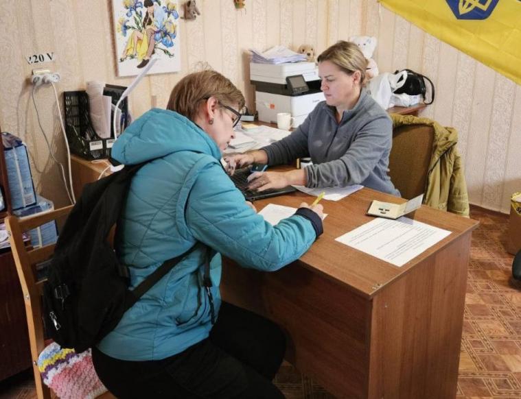 Упродовж тижня майже 400 луганським ВПО надіслали допомогу поштою