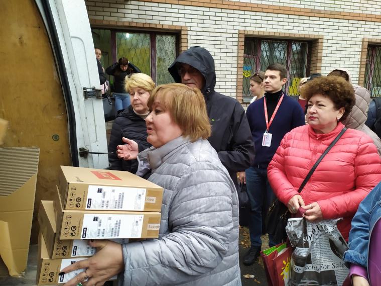 Донори передали громадам Луганщини ноутбуки для дистанційного навчання (ФОТО)