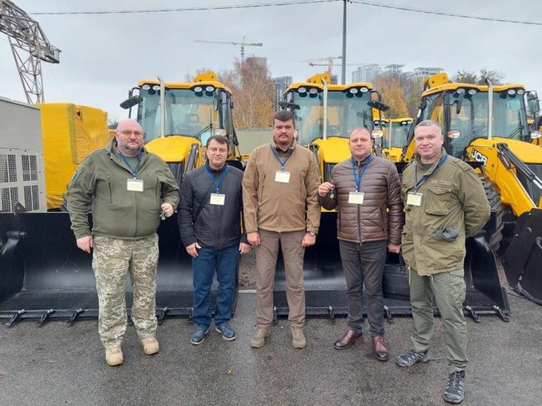 Двом громадам Луганщини передали будівельну техніку