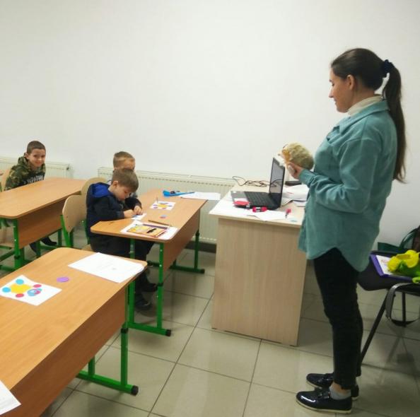 У вінницькому гумхабі для дітей з Луганщини відкрили гурток майбутніх першокласників