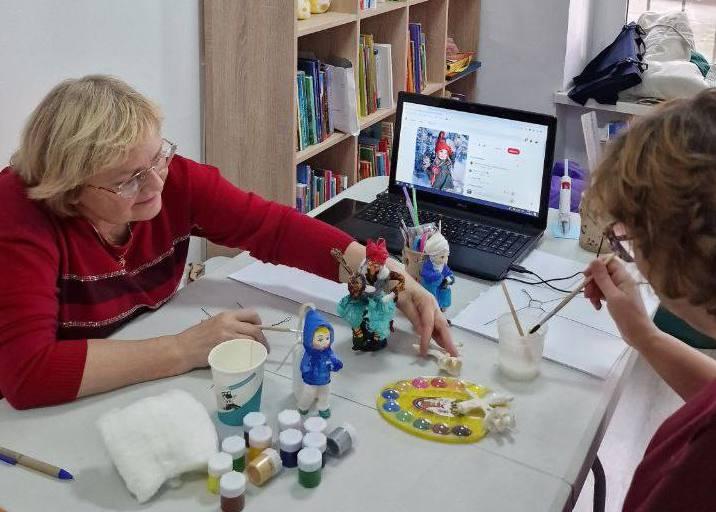 У гумхабі у Києві луганські переселенці виготовляють ексклюзивні іграшки (ФОТО)