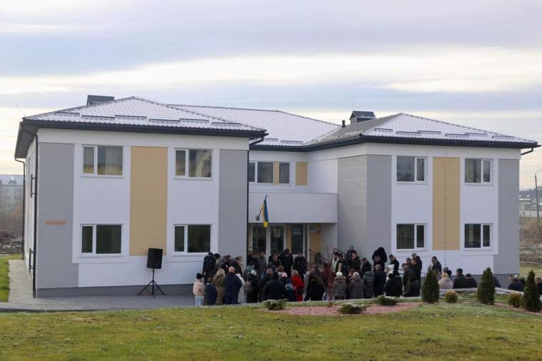 На Львівщині з нуля звели багатоквартирний будинок для переселенців: навесні будуватимуть ще два (ФОТО)