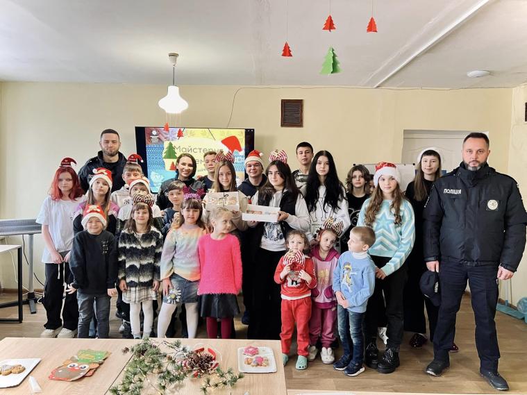 “Миколайчики” для ЗСУ: луганські поліцейські разом з дітьми ВПО підготували подарунки військовим