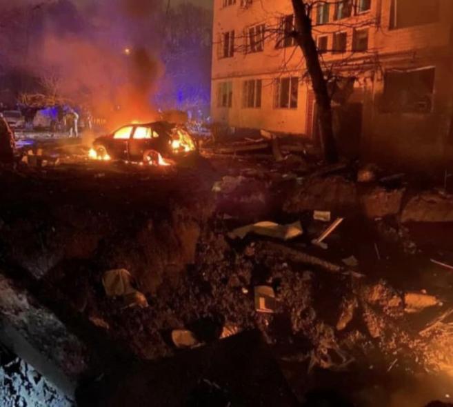 Київ атакували 10 балістичних ракет рф: одна впала на лікарню, уламки - на багатоповерхівки, 53 постраждалих