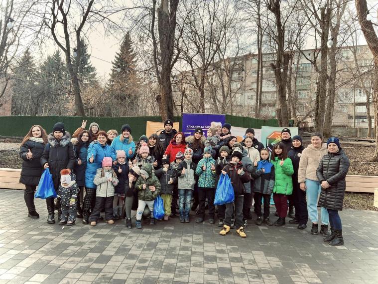 Поліцейські до Різдва влаштували свято для дітей-переселенців з Луганщини