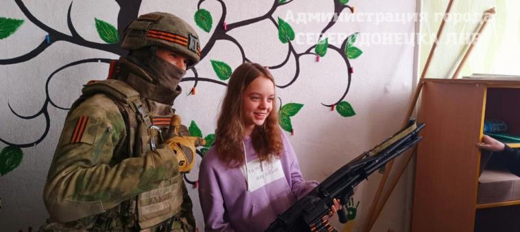  Росіяни проводять сєвєродонецьким школярам «уроки мужності» зі зброєю