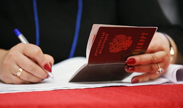 Окупанти видають луганчанам паспорти рф під час “виборів”