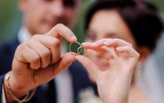 Українцям дозволили реєструвати шлюб за кордоном