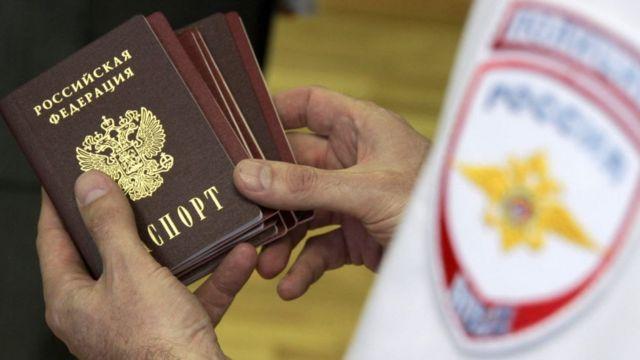 Луганчанам, які не отримали російські паспорти, видають документи людей без громадянства
