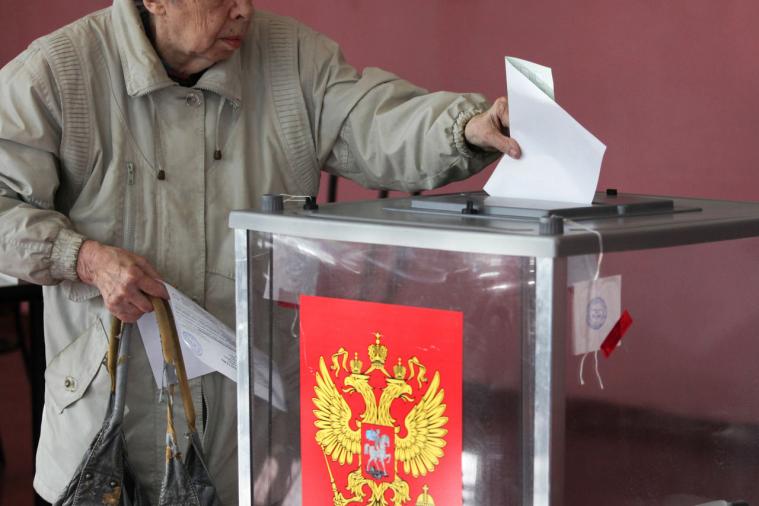 Голосування під дулом автомата: як у «лнр» відбувається останній день «виборів»
