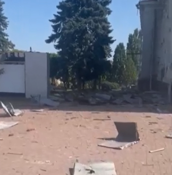 Росіяни вдарили ракетою по Чернігову: є жертви (ВІДЕО)