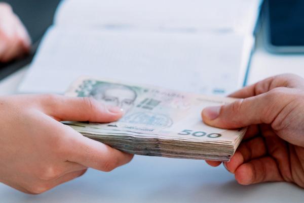 Українці за кордоном зможуть отримувати пенсію та інші виплати поштовим переказом