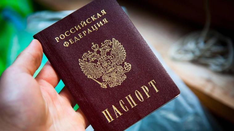 На Луганщині окупанти примушують комунальників оформлювати паспорти рф 
