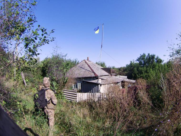 На сході України прикордонники підняли синьо-жовтий прапор в двох населених пунктах