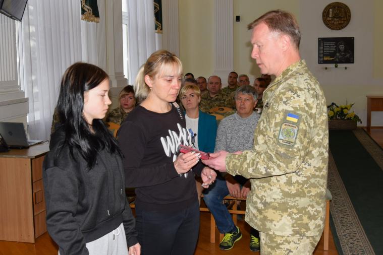 Родині луганського прикордонника, який загинув у перші дня вторгнення, передали орден “За мужність”
